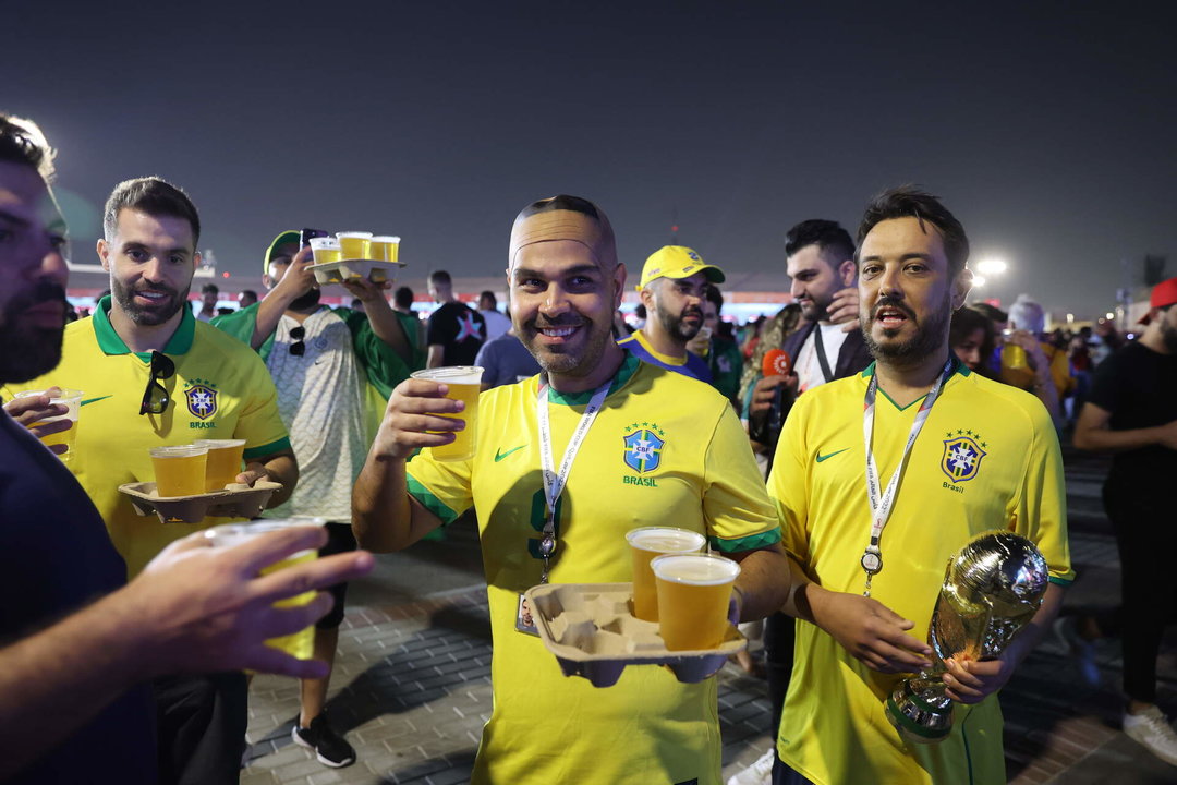 Los seguidores de Brasil disfrutan una bebida en el FIFA festival de seguidores en Doha, Qatar, 19 noviembre 2022. El FIFA Qatar d2022 tendrá lugar de 20 noviembre a 18 diciembre 2022 en Qatar. (Mundial de Fútbol, Brasil, Catar) EFE/EPA/ABIR SULTAN