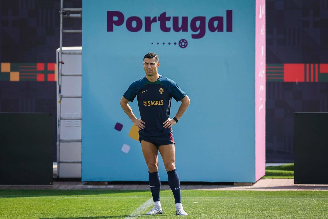 El internacional portugués Cristiano Ronaldo durante el entrenamiento de este domingo en Al Shahhniya. EFE/EPA/JOSE SENA GOULAO PORTUGAL OUT