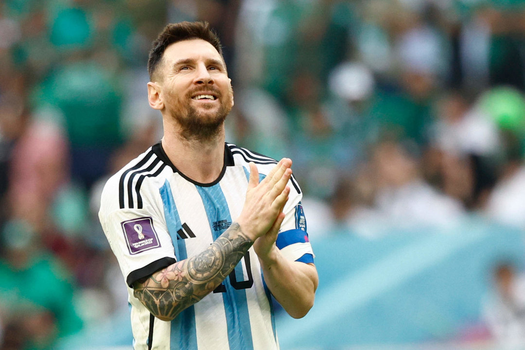 Lionel Messi de Argentina reacciona, en un partido de la fase de grupos del Mundial de Fútbol Qatar 2022 entre Argentina y Arabia Saudita en el estadio de Lusail  (Catar). EFE/ Rodrigo Jiménez