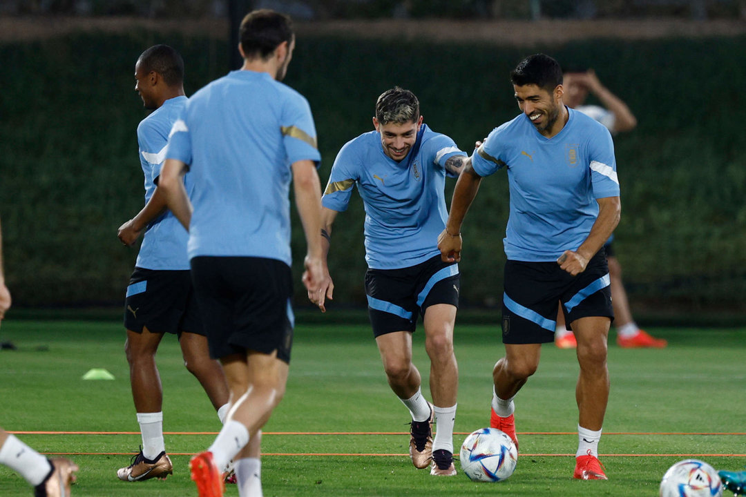 DOHA, 23/11/2022.- Los jugadores de la selección de Uruguay Luis Suárez (d) y Fede Valverde (2d) durante el entrenamiento realizado este miércoles en Doha, Catar, este miércoles. EFE/Rodrigo Jiménez
