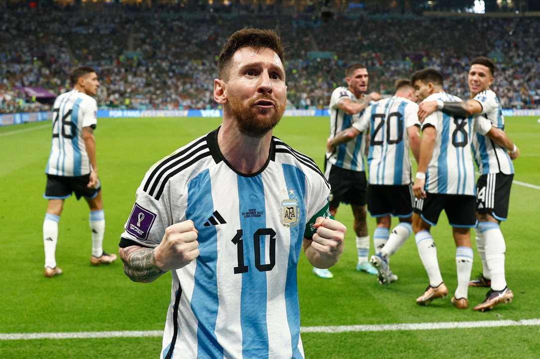 Lionel Messi de Argentina celebra hoy, en un partido de la fase de grupos del Mundial de Fútbol Qatar 2022 entre Argentina y México en el estadio de Lusail (Catar). EFE/ Rodrigo Jiménez