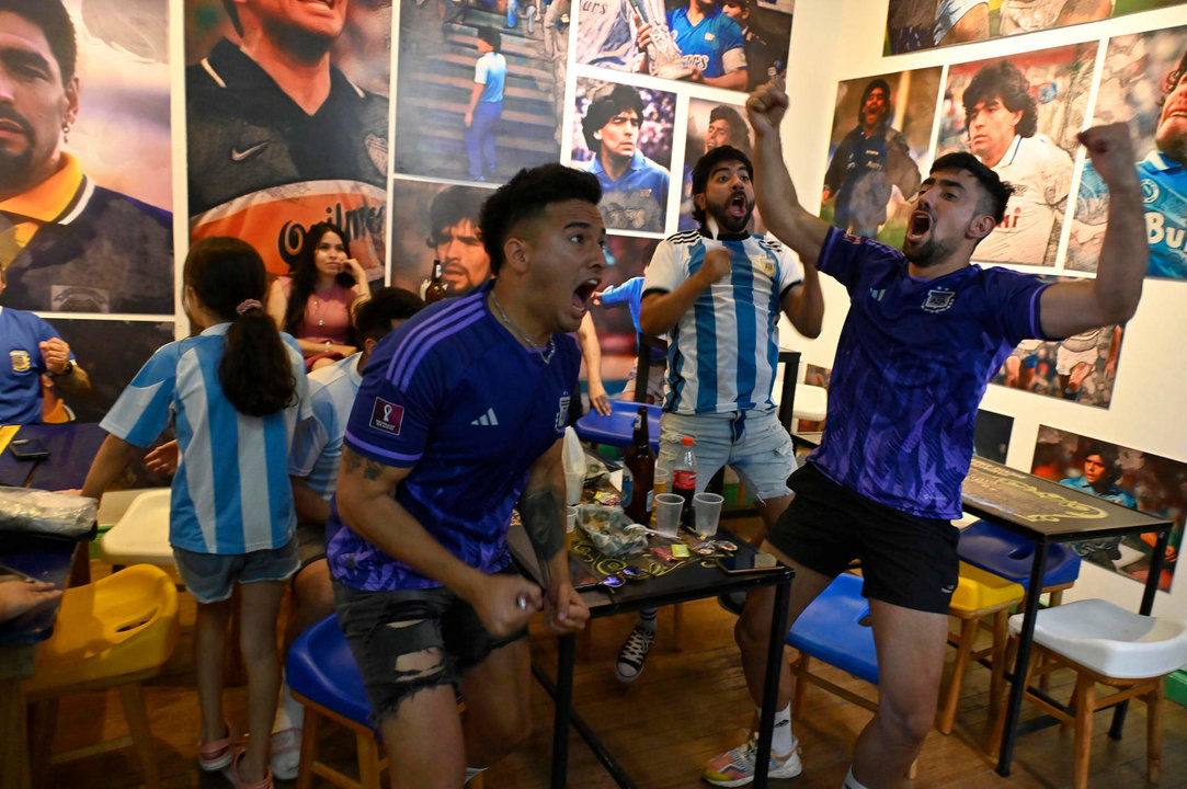 Aficionados de la selección argentina celebran el triunfo de su selección ante México en el Mundial de Qatar 2022, hoy, en Buenos Aires (Argentina). EFE/ Matias Martin Campaya