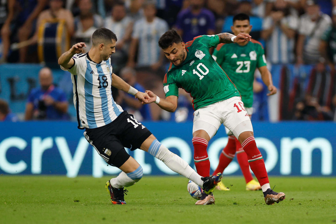 Guido Rodríguez de Argentina disputa un balón con Alexis Vega de México hoy, en un partido de la fase de grupos del Mundial de Fútbol Qatar 2022 entre Argentina y México en el estadio de Lusail (Catar). EFE/ Alberto Estevez