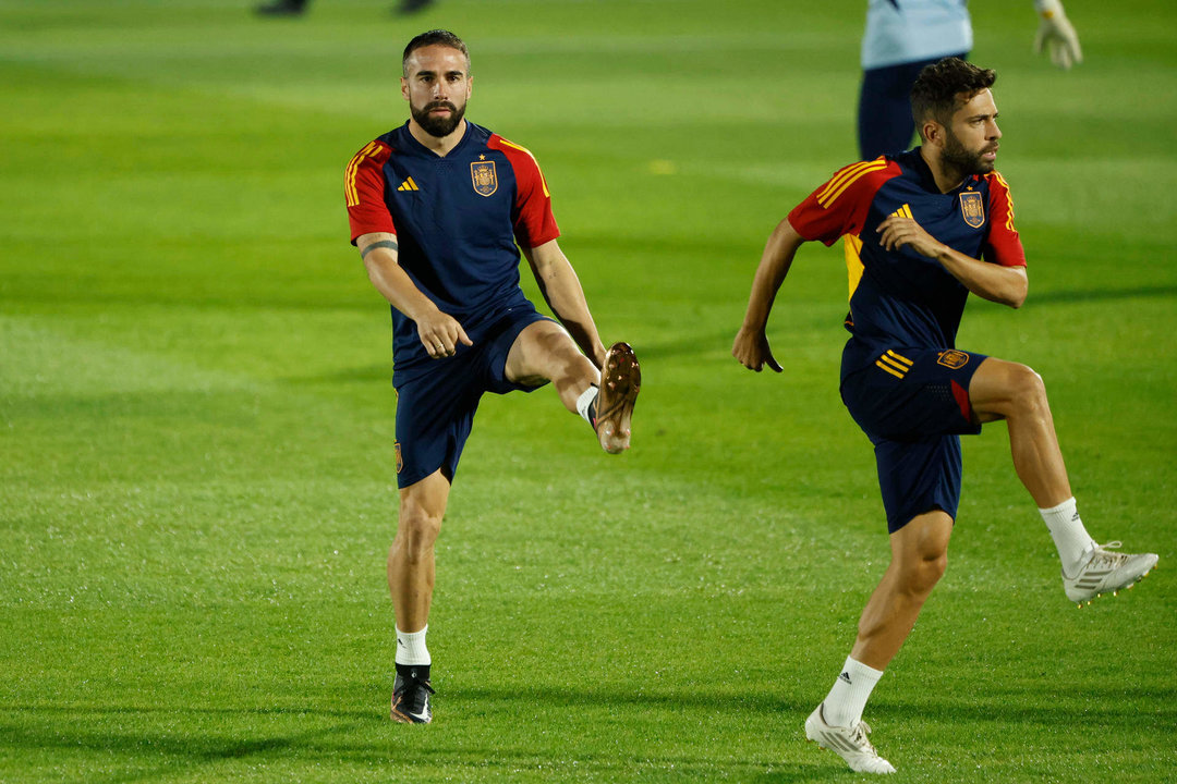 Los defensas de la selección española Dani Carvajal (i) y Jordi Alba (d) participan en el entrenamiento en Doha, Catar, en la víspera del encuentro de fase de grupos del Mundial de Qatar 2022 ante Alemania. EFE/ Juanjo Martín