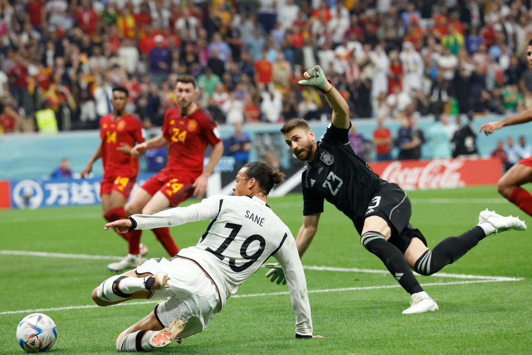 Unai Simón (d) de España disputa un balón con Leroy Sané de Alemania hoy, en un partido de la fase de grupos del Mundial de Fútbol Qatar 2022 entre España y Alemania en el estadio Al Bait en Al Khor (Catar). EFE/ Esteban Biba