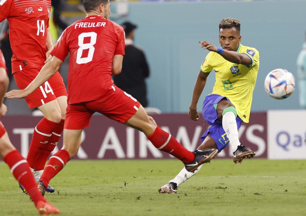 Rodrygo en acción durante el partido del grupo G del Mundial de Qatar 2022 entre Brasil y Suiza en el Estadio 947 de Doha. EFE/ EPA/Rungroj Yongrit