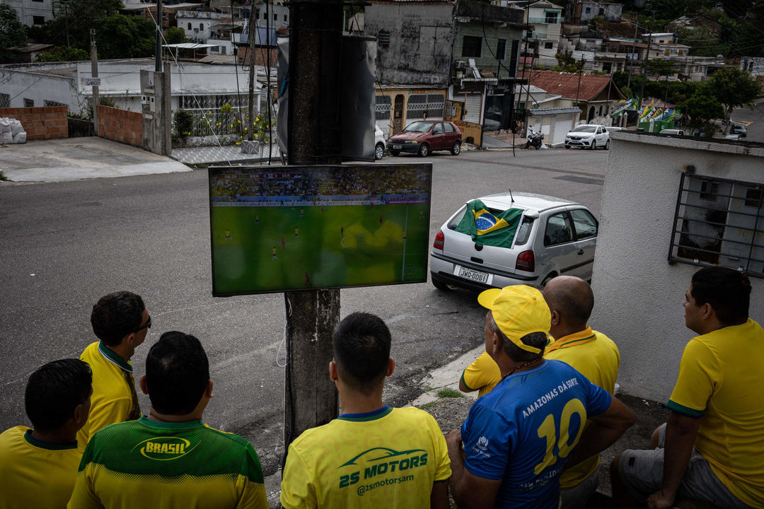 Hinchas observan el partido de Brasil ante Serbia de la Copa del Mundo en un televisor colocado en un poste de luz hoy, en Manaos (Brasil). EFE/ Raphael Alves