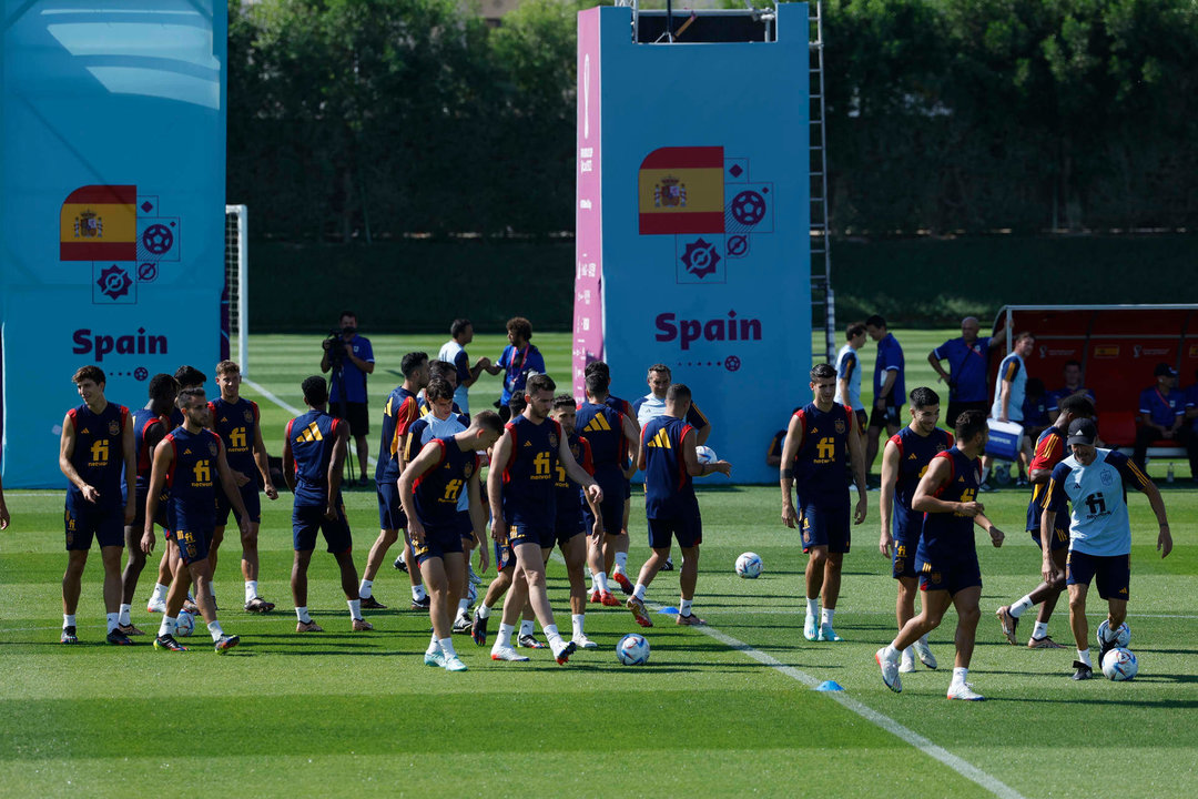 Jugadores de la selección de fútbol de España durante el entrenamiento de este martes en Qatar University Doha (Catar). EFE/ Qatar University