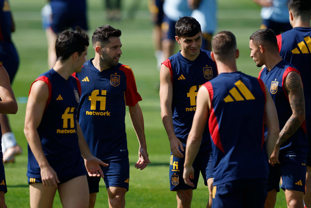 El defensa de la selección de fútbol de España Jordi Alba (2i) y el centrocampista Pedri (3i) conversan con compañeros durante el entrenamiento de este martes en Qatar University Doha (Catar). EFE/ JUANJO MARTIN