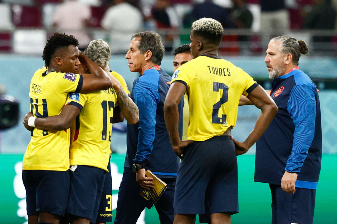 Jugadores de Ecuador se lamentan hoy, en un partido de la fase de grupos del Mundial de Fútbol Qatar 2022 entre Ecuador y Senegal en el estadio Internacional Jalifa en Doha (Catar). EFE/ Rodrigo Jiménez