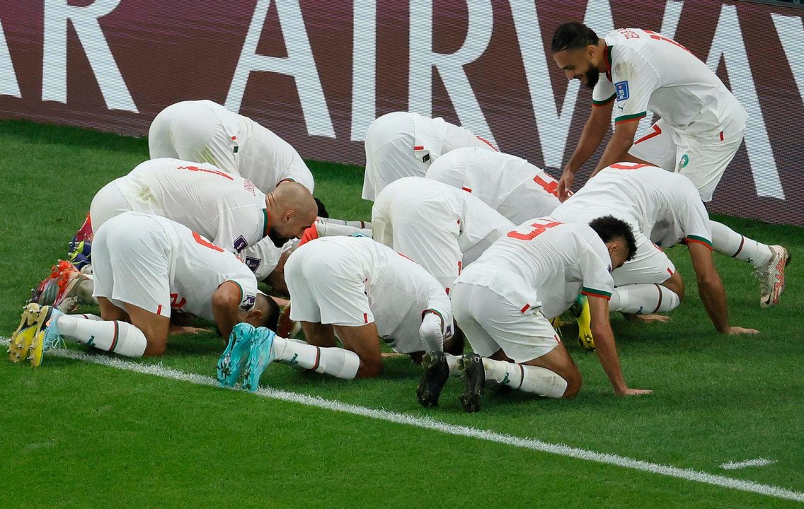 Los jugadores de Marruecos celebran tras marcar el gol inaugural durante el partido de fútbol del grupo F de la Copa Mundial de la FIFA 2022 entre Bélgica y Marruecos en el estadio Al Thumama de Doha, Qatar, el 27 de noviembre de 2022. EFE/Ronald Wittek