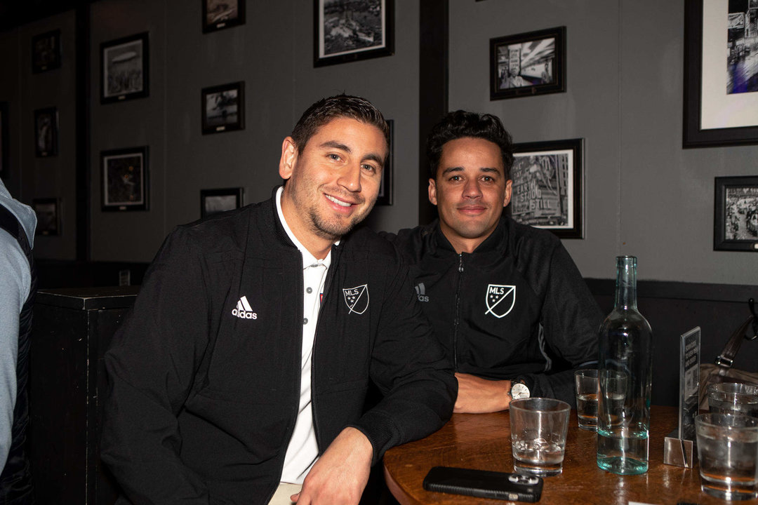 Fotografía cedida por la MLS donde aparecen el futbolista estadounidense de origen colombiano Alejandro Bedoya (i) y Calen Carr, ambos exjugadores de la selección estadounidense de fútbol. EFE/ MLS