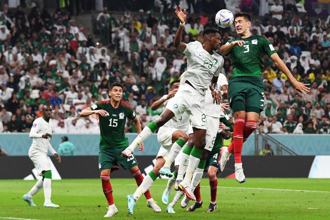 Cesar Montes en acción en contra Mohamed Kanno de Arabia Saudí durante el partido de fútbol entre Arabia Saudí y México en Lusail Estadio en Lusail, Catar. EFE/EPA/Neil Sala