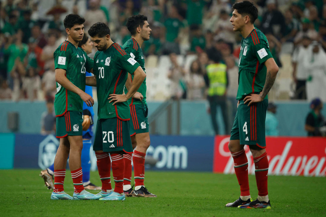 Jugadores de México reaccionan, al final de un partido de la fase de grupos del Mundial de Fútbol Qatar 2022 entre Arabia Saudita y México en el estadio Lusail (Catar). EFE/ José Méndez