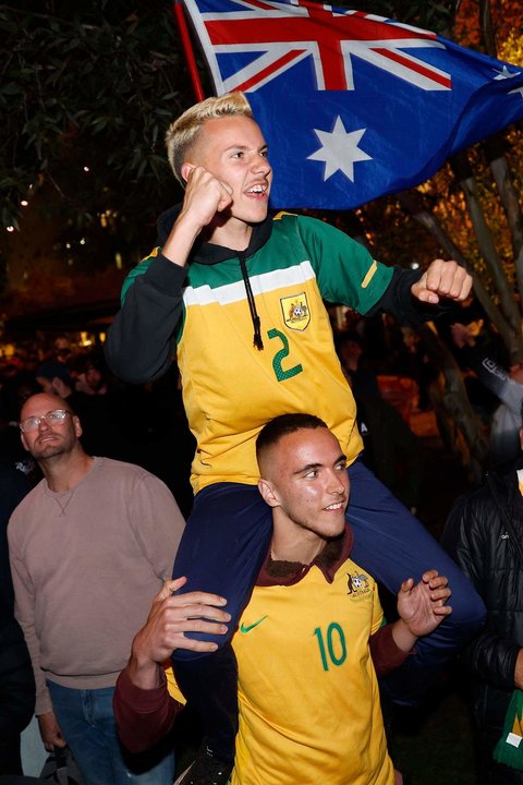 Aficionados australianos celebran la victoria sonre Dinamarca en el Mundial de Qatar. EFE/EPA/CON CHRONIS
