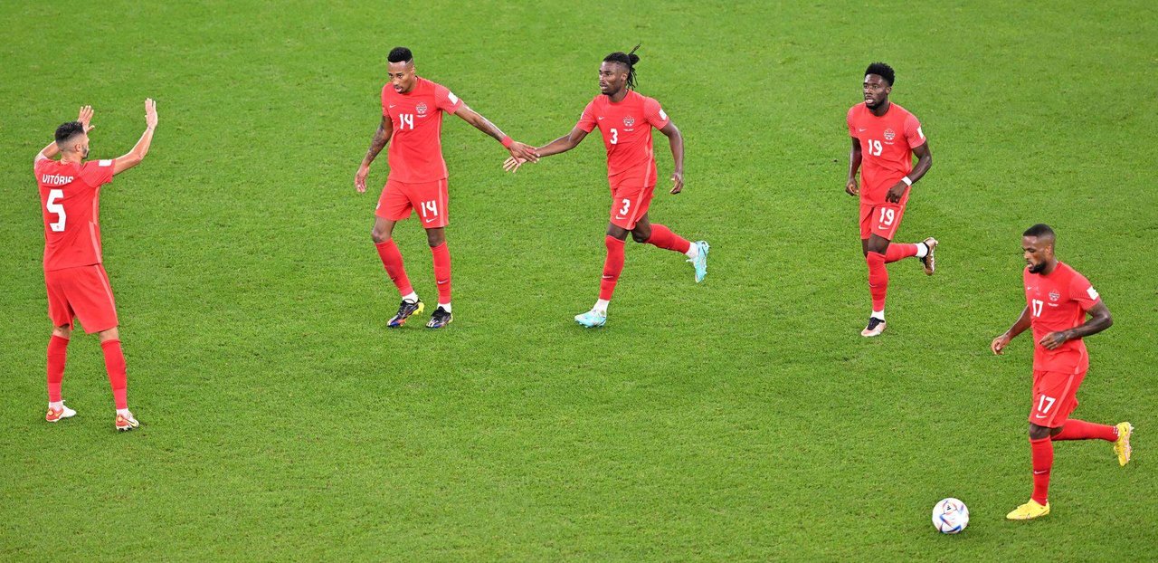 Los jugadores de Canadá celebran el gol ae Marruecos en Al Thumama Estadio en Doha, Catar) EFE/EPA/Noushad Thekkayil