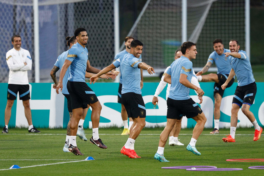 El delantero de Uruguay Luis Suárez (c) participa en un entrenamiento de su selección en el estadio Al Erssal en Doha, EFE/ Rodrigo Jiménez
