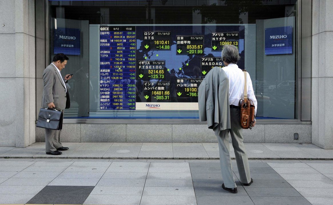 Un hombre observa una pantalla que ofrece información bursátil en Tokio./FRanck Robichon