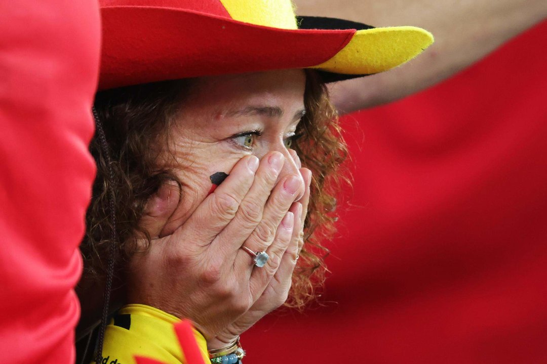 Una aficionada belga se lamenta tras la eliminación de su selección del Mundial de Qatar.EFE/EPA/Abir Sultan