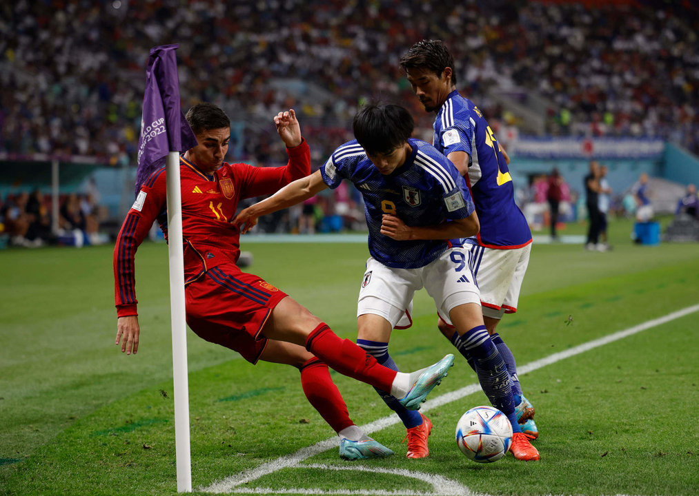 Kaoru Mitoma (d) de Japón disputa el balón con Ferrán Torres de España en el partido de la fase de grupos del Mundial de Fútbol Qatar 2022 entre Japón y España en el estadio Internacional Jalifa en Doha (Catar). EFE/ Alberto Estevez