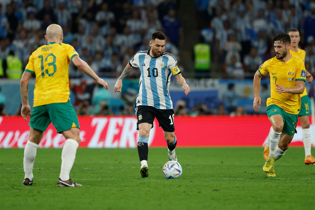 Lionel Messi (c) de Argentina avanza con el balón hoy, en un partido de los octavos de final del Mundial de Fútbol Qatar 2022 entre Argentina y Australia en el estadio Ahmad bin Ali Stadium en Rayán (Catar). EFE/ Alberto Estevez