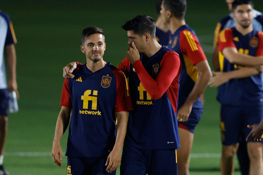Los jugadores de España Pablo Sarabia (i) y Álvaro Morata participan en un entrenamiento de su selección en la Universidad de CatarEFE/JuanJo Martín