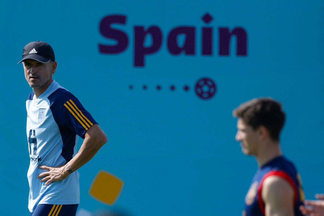 El seleccionador de España, Luis Enrique, durante un entrenamiento del equipo celebrado este domingo en la Universidad de Catar. EFE/JuanJo Martín