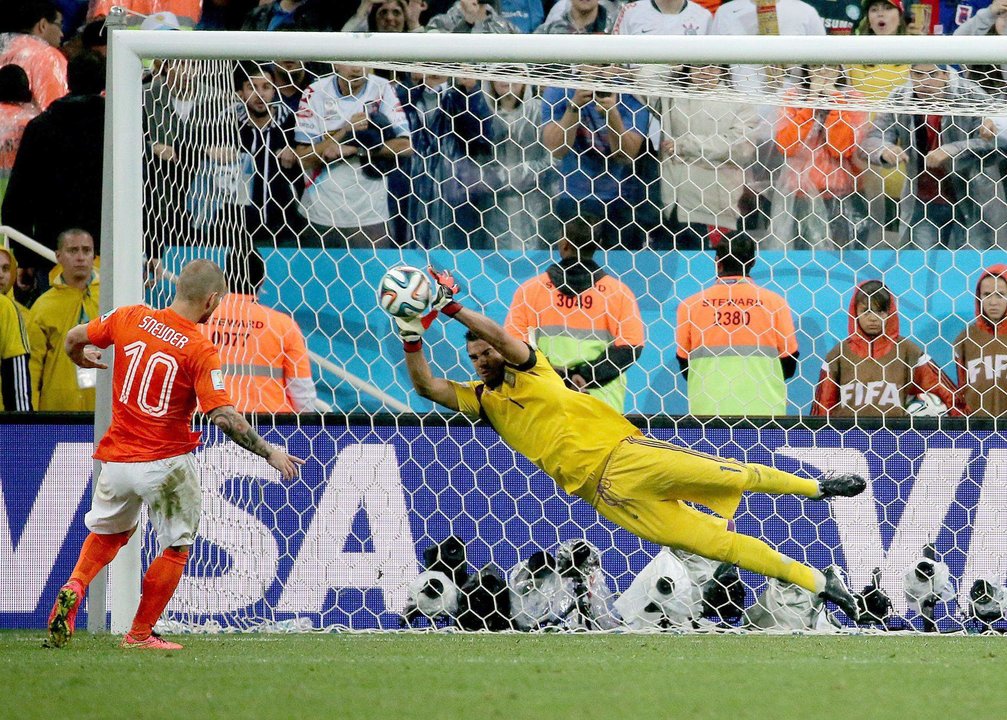 El guardameta argentino Sergio Romero detiene el penalti lanzado por el neerlandés Wesley Sneijder, en la semifinal del Mundial 2014. EFE/EPA/DIEGO AZUBEL EDITORIAL USE ONLY[EDITORIAL USE ONLY]