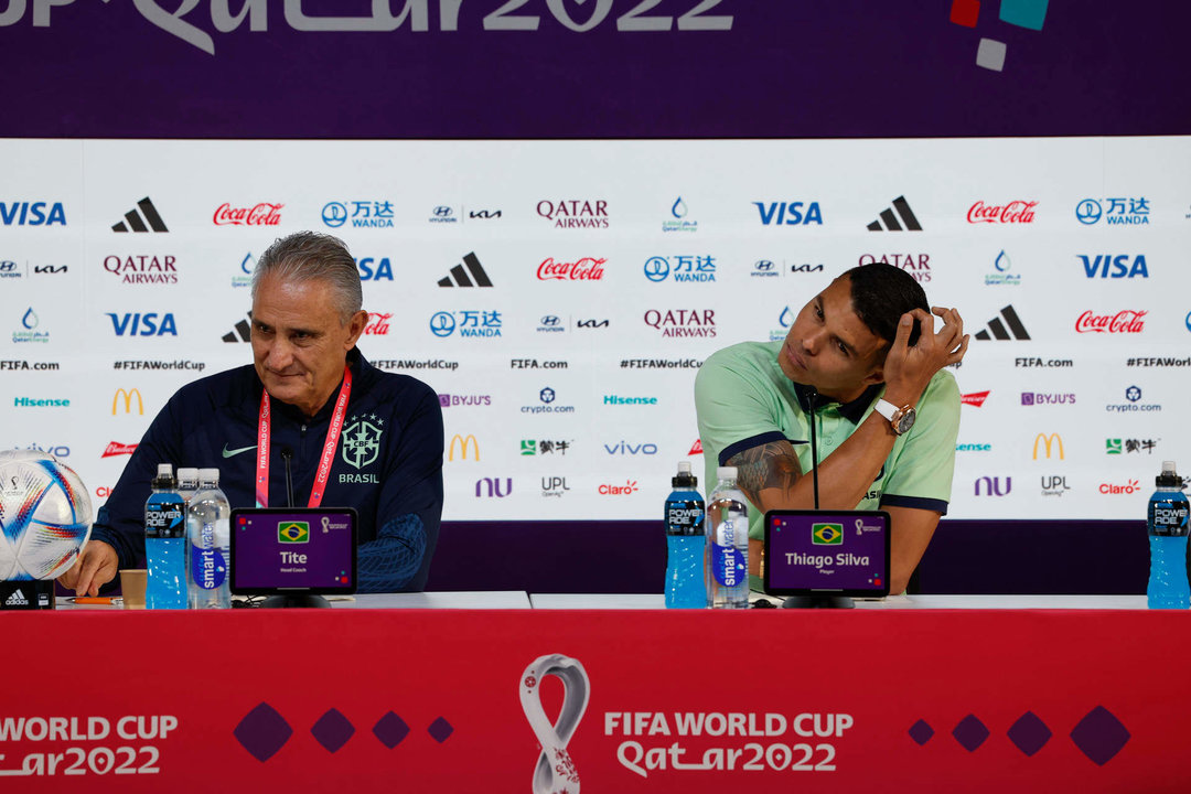 El seleccionador de Brasil, Tite (i), y el central Thiago Silva durante la rueda de prensa de este martes en Doha. EFE/ Esteban Biba