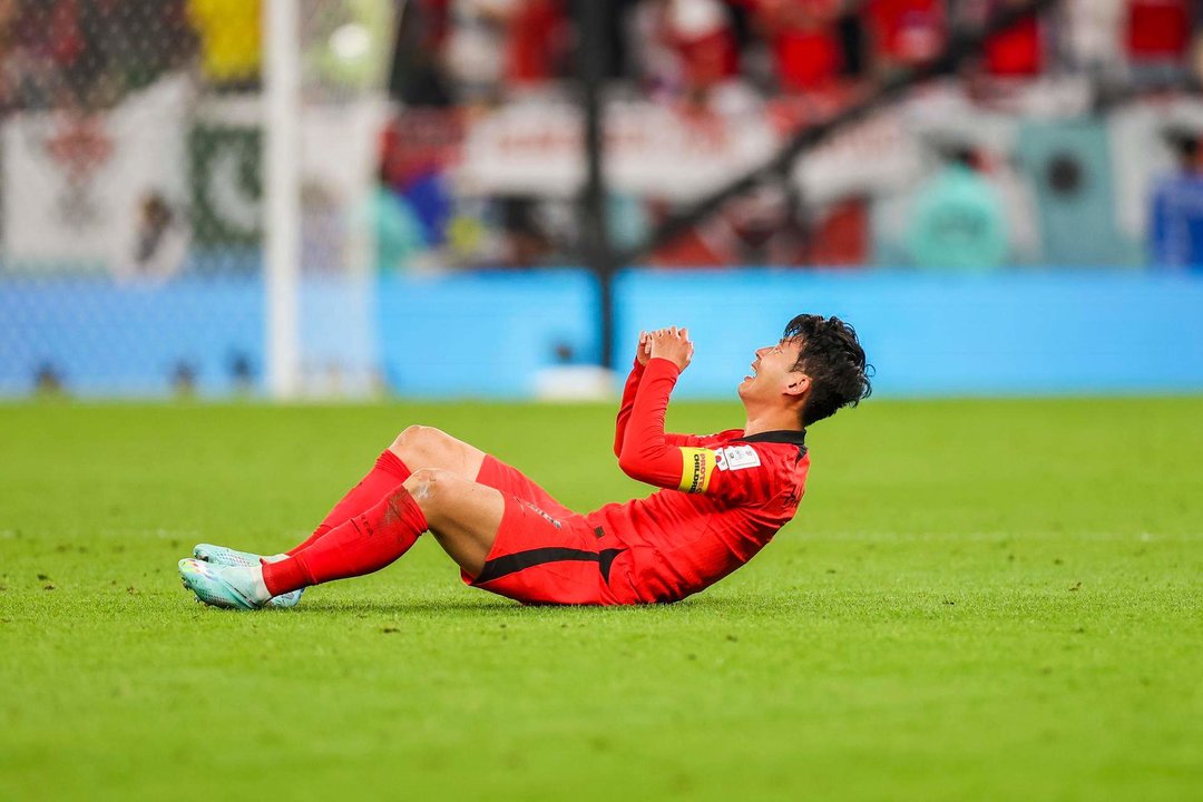 El delantero surcoreano Son Heung-min celebra la clasificación de su selección para octavos de final tras ganar a Portugal. EFE/EPA/JOSE SENA GOULAO/archivo