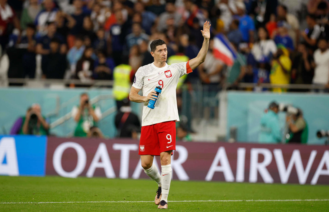 Robert Lewandowski de Polonia reacciona hoy, al final de un partido de los octavos de final del Mundial de Fútbol Qatar 2022 entre Francia y Polonia en el estadio Al Zumama en Doha (Catar). EFE/ Alberto Estevez