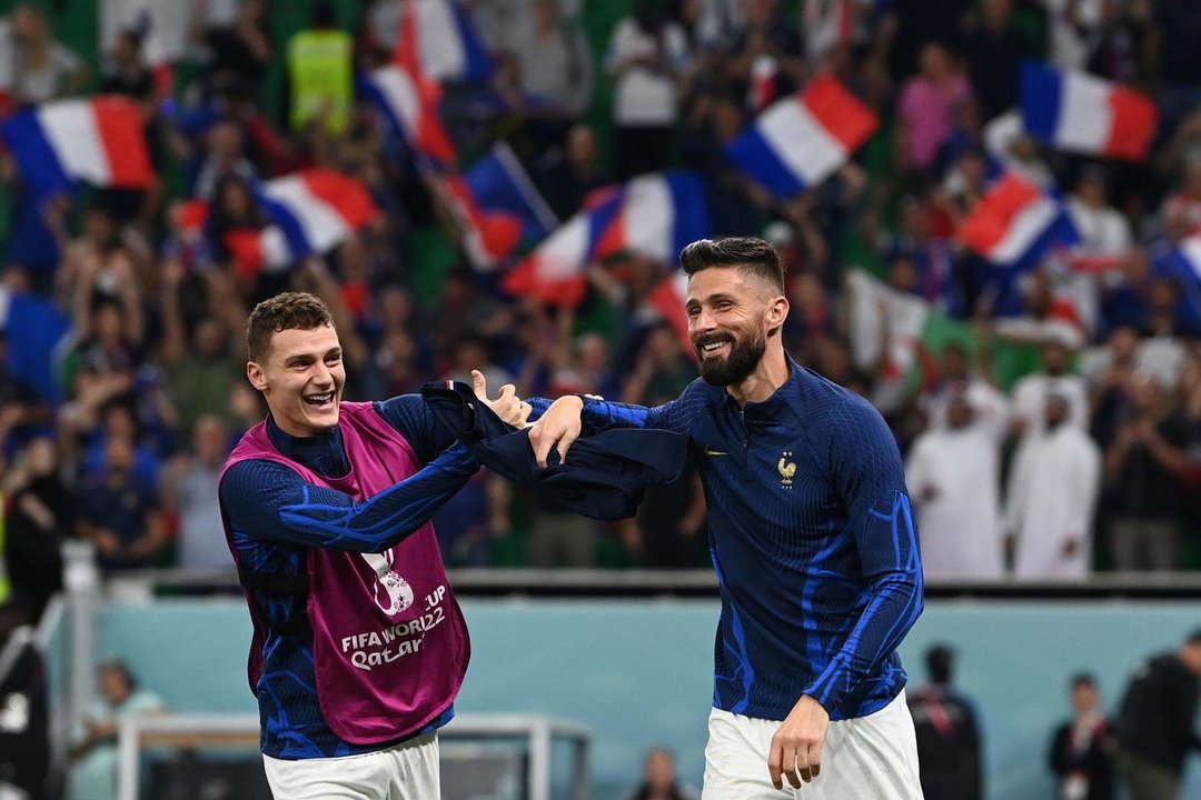 Olivier Giroud de Francia celebra con Benjamin Pavard (i) en Al Thumama Estadio en Doha, Catar. EFE/EPA/Georgi Licovski
