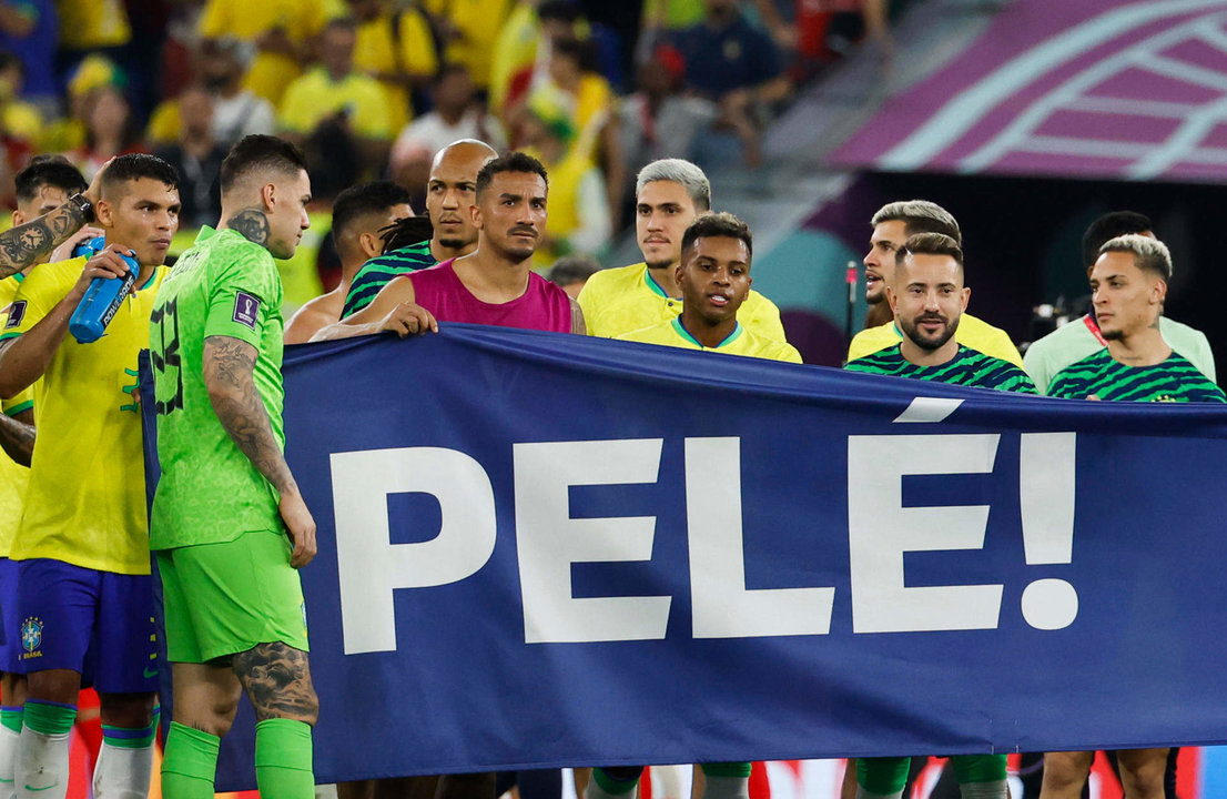 Jugadores de Brasil sostienen una pancarta de apoyo al astro brasileño Pelé hoy, al final de un partido de los octavos de final del Mundial de Fútbol Qatar 2022 entre Brasil y Corea del Sur en el estadio 974 en Doha (Catar). EFE/ JJ Guillén