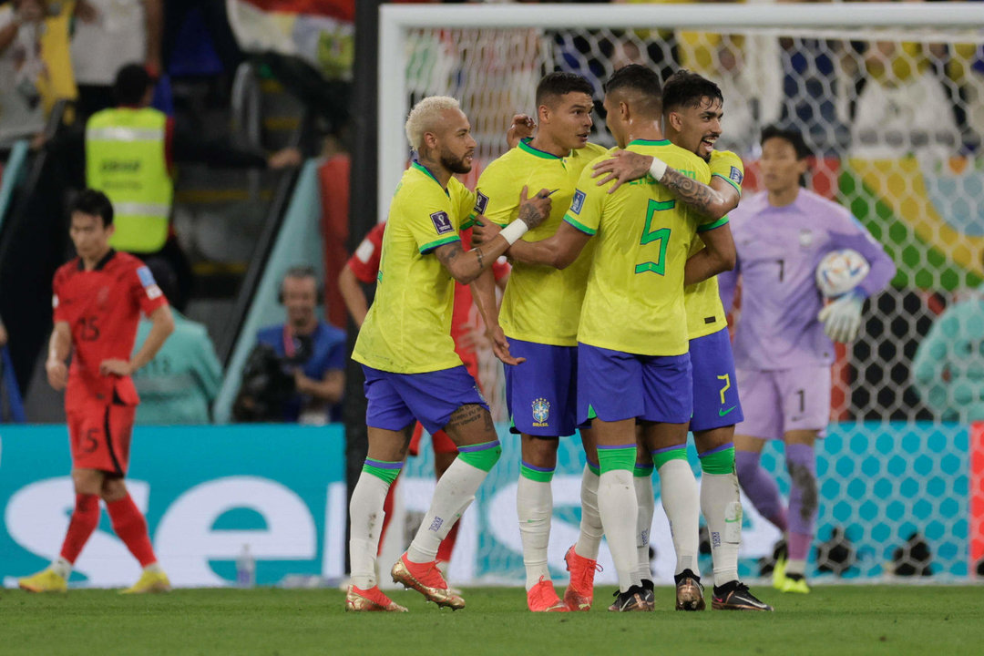 GR1372. DOHA (CATAR), 05/12/2022.- Jugadores de Brasil celebran un gol hoy, en un partido de los octavos de final del Mundial de Fútbol Qatar 2022 entre Brasil y Corea del Sur en el estadio 974 en Doha (Catar). EFE/ Antonio Lacerda