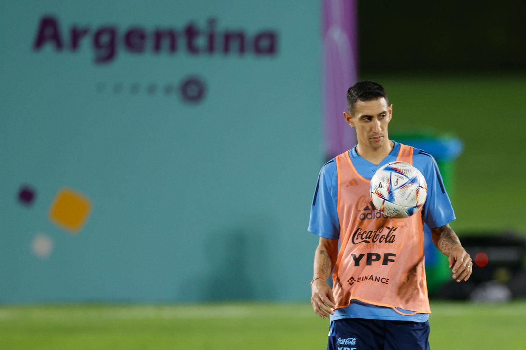 El jugador de la selección argentina Ángel Di María participa en un entrenamiento del equipo en la Universidad de Catar, en Doha. EFE/Juan Ignacio Roncoroni
