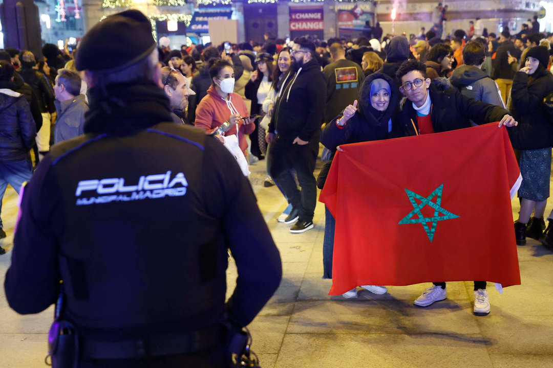 Aficionados marroquíes celebran la victoria en la madrileña Puerta del Sol, tras vencer a España en los octavos de final del Mundial de Qatar 2022 . EFE/Mariscal