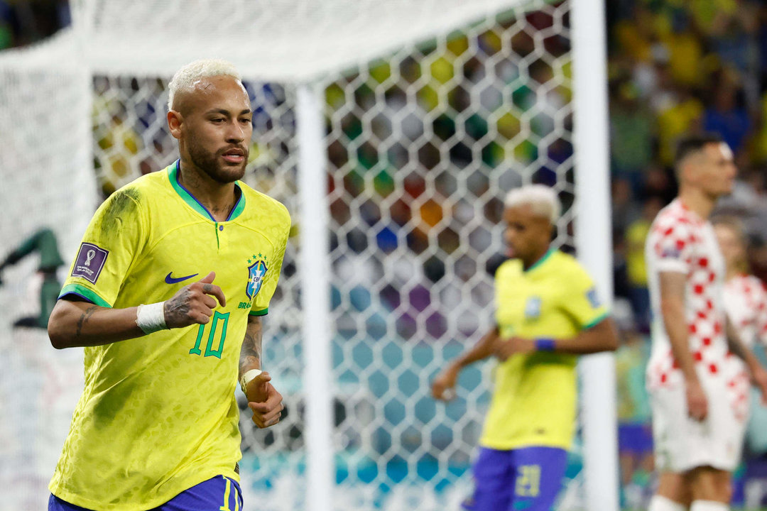 Neymar de Brasil reacciona hoy, en un partido de los cuartos de final del Mundial de Fútbol Qatar 2022 entre Croacia y Brasil en el estadio Ciudad de la Educación en Rayán (Catar) EFE/ Esteban Biba