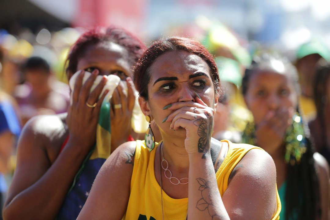 Aficionados lamentan la caída de su equipo en el partido de cuartos de final entre Croacia y Brasil hoy, en el Brahma FIFA Fan Festival Arena de Copacabana, Río de Janeiro (Brasil). EFE/ André Coelho