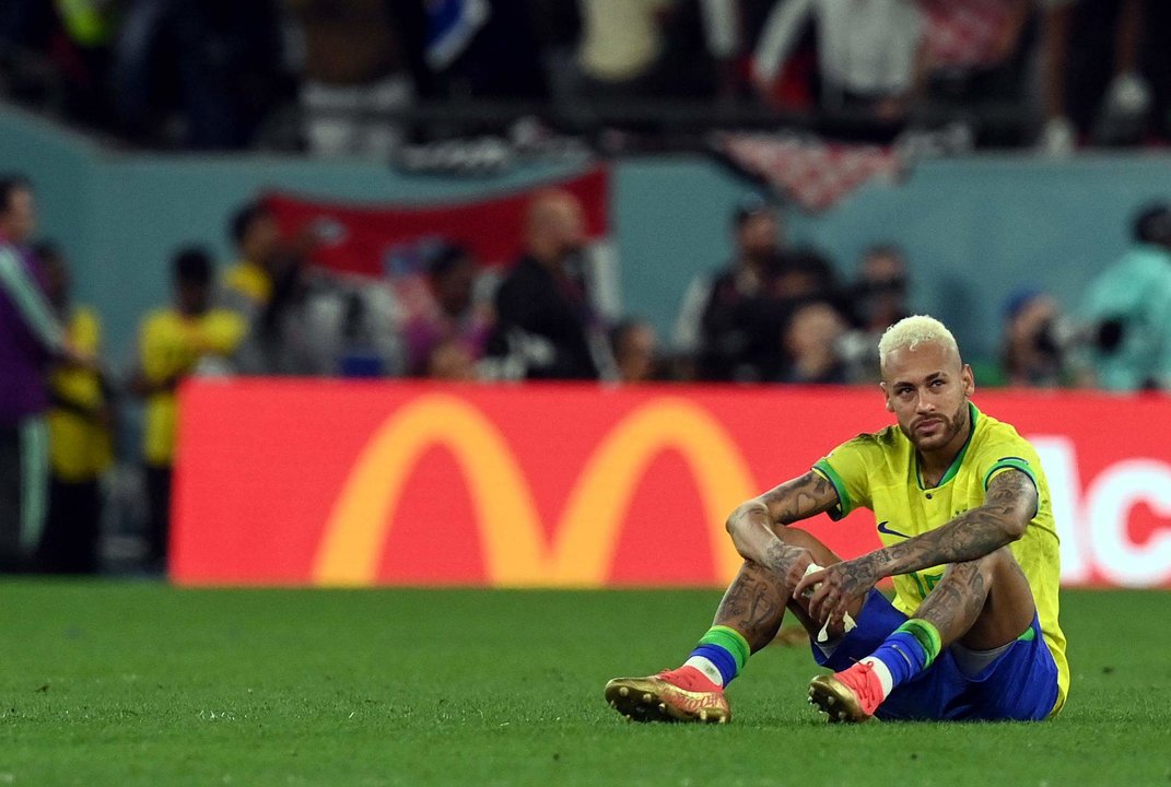 l delantero brasileño Neymar Jr lamenta la derrota ante Croacia tras su encuentro de cuartos de final del Mundial de Qatar 2022, este viernes en Doha (Catar). EFE/ Neil Hall