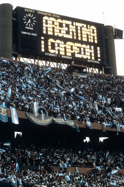 Fotografía de archivo fechada el 15 de junio de 1978 que muestra el tablero del Estadio Monumental mientras indica el triunfo de la selección argentina en la final de la Copa Mundial de Fútbol ante la selección de Holanda, en Buenos Aires (Argentina). EFE/ Jgb