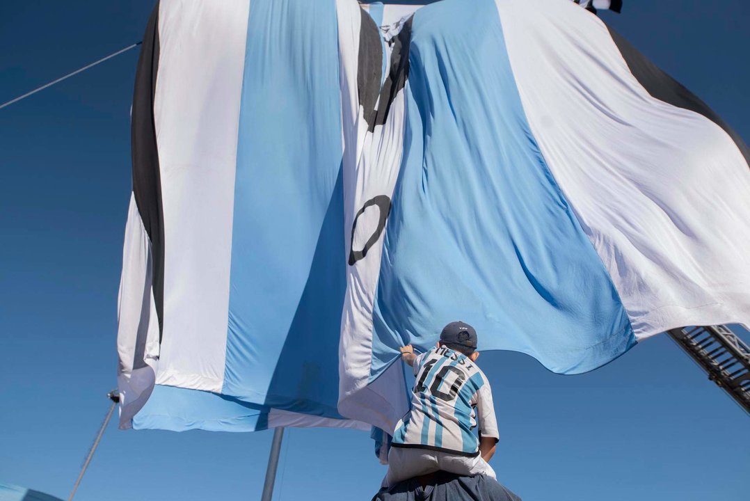 Fanáticos de la selección argentina de fútbol se reúnen hoy, en el Monumento Nacional a la Bandera, en la víspera del partido final en Catar del Mundial de la FIFA, en Rosario (Argentina). EFE/Franco Trovato Fuoco