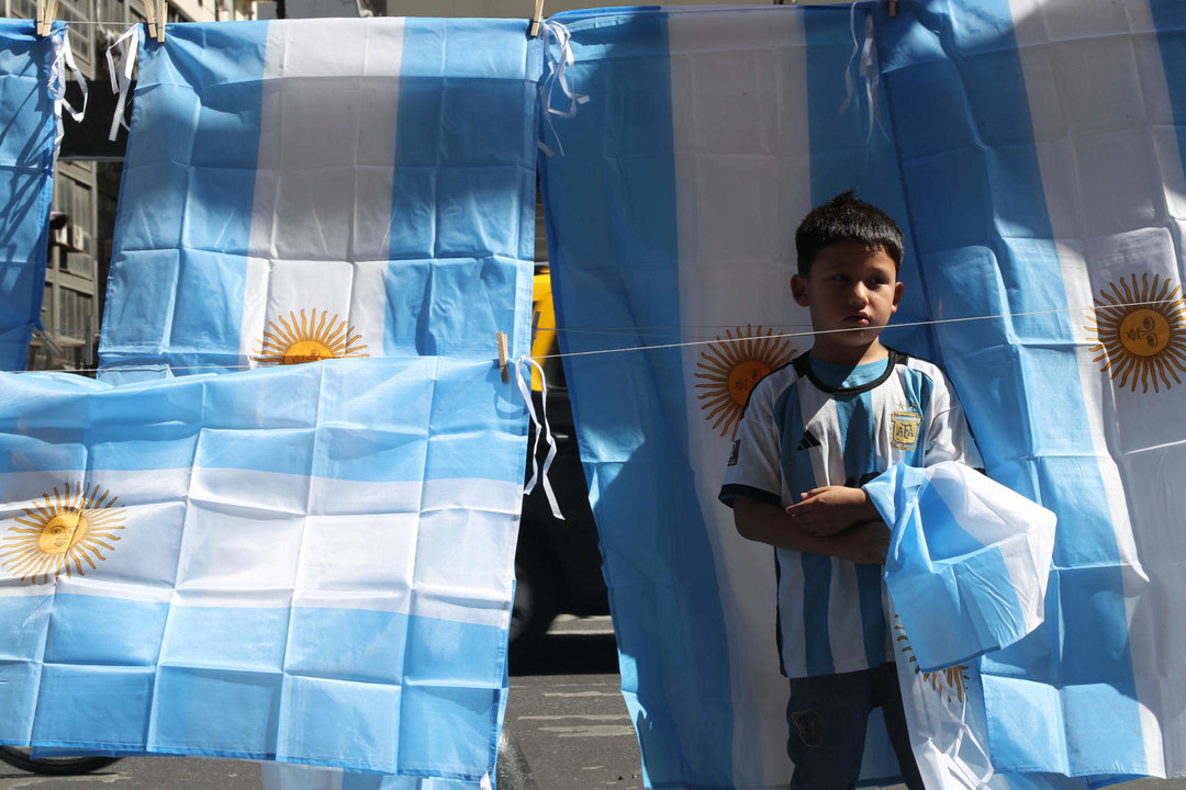 Un niño hincha argentino posa junto a banderas hoy, en los alrededores del Obelisco, antes de la final del Mundial de Fútbol Qatar 2022 entre Argentina y Francia, en Buenos Aires (Argentina). EFE/ Raúl Martínez