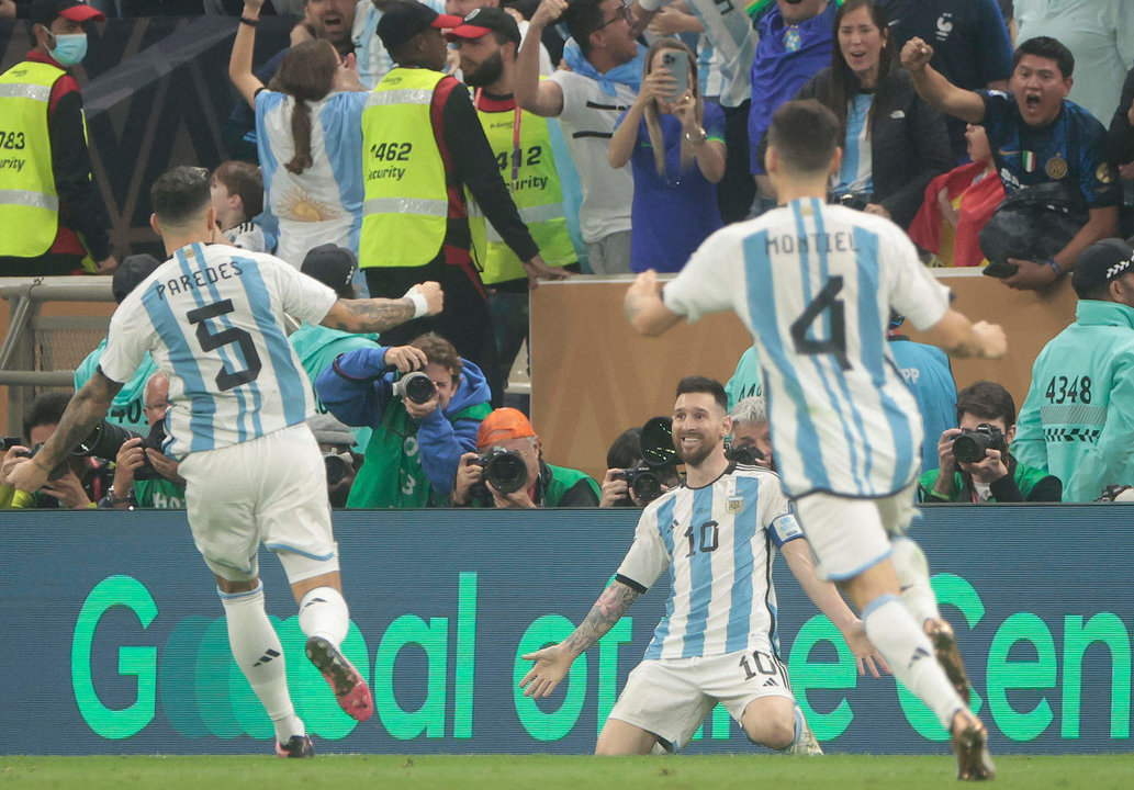 Lionel Messi de Argentina celebra un gol hoy, en la final del Mundial de Fútbol Qatar 2022 entre Argentina y Francia en el estadio de Lusail (Catar). EFE/ Juan Ignacio Roncoroni