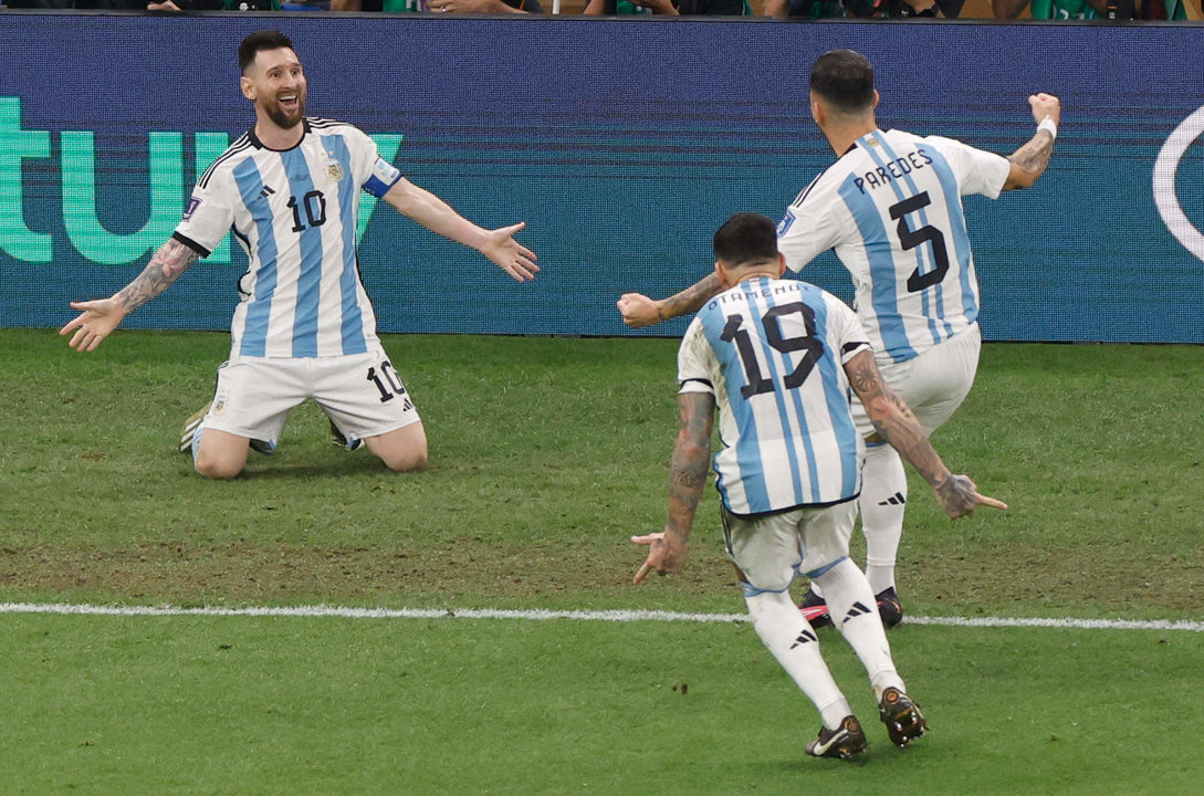 Lionel Messi de Argentina celebra un gol hoy, en la final del Mundial de Fútbol Qatar 2022 ante Francia en el estadio de Lusail (Catar). EFE/ Alberto Estevez