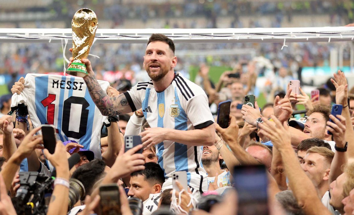 El capitán de la selección argentina de fútbol, Lionel Messi (c), fue registrado este domingo, 18 de diciembre, al celebrar el título de la copa mundial de mayores de la FIFA de Qatar 2022, en el estadio Lusail, en Lusail (Catar). EFE/Friedemann Vogel