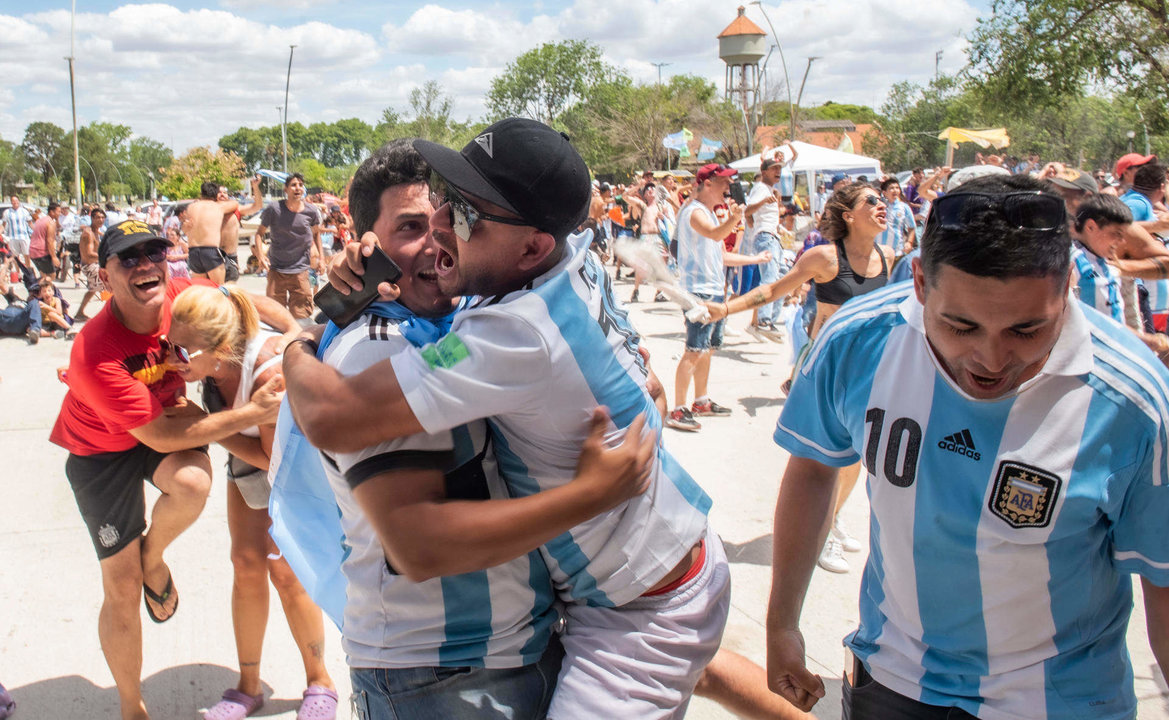 Aficionados argentinos fueron registrados este domingo, 18 de diciembre, al celebrar luego de que la selección nacional de fútbol de su país ganara el Mundial FIFA de Qatar 2022, en Rosario (Argentina), ciudad natal del capital del equipo, Lionel Messi. EFE/Franco Trovato
