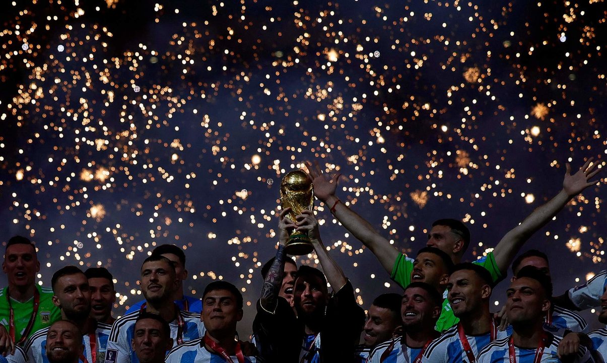 El capitán de la selección argentina de fútbol, Lionel Messi (c), fue registrado este domingo, 18 de diciembre, al lavantar, en medio de sus compañeros, la copa mundial de la FIFA, tras ganar el Mundial de Qatar 2022, en el estadio Lusail, en Lusail, (Catar). EFE/Ronald Wittek