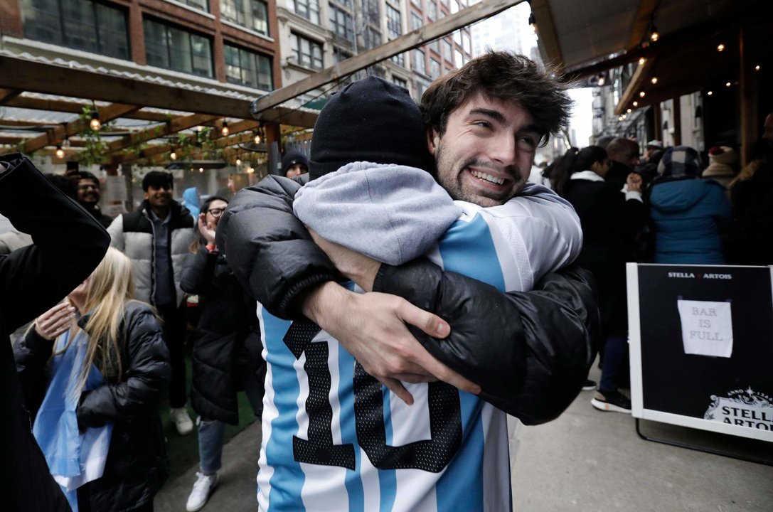 Aficionados de la selección nacional argentina de fútbol fueron registrados este domingo, 18 de diciembre, al celebrar el título del equipo surameriano en el Mundial FIFA de Qatar 2022, en Nueva York (NY, EE.UU.). EFE/Peter Foley