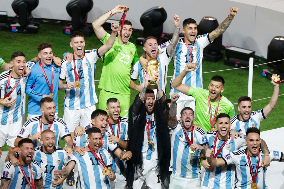 Jugadores de Argentina celebran el título del Mundial de Qatar 2022, en Lusail, Qatar, este 18 de diciembre de 2022. EFE/Alberto Estevez