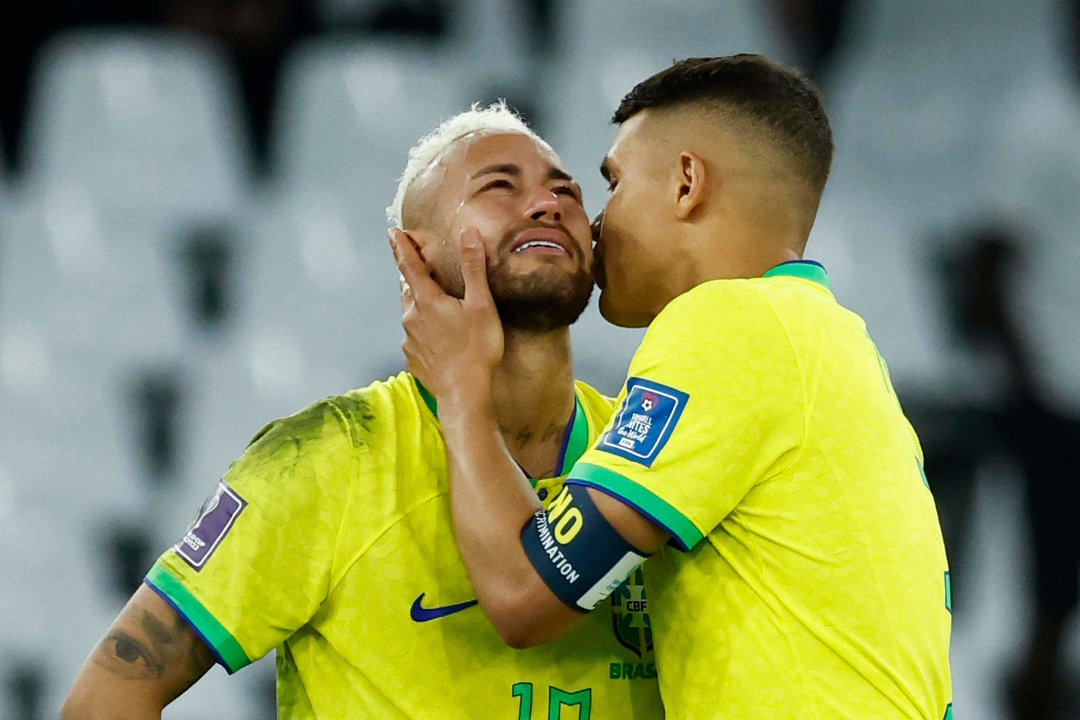 Neymar (i) de Brasil llora tras perder en la serie de penaltis contra Croacia en los cuartos de final del Mundial de Fútbol Qatar 2022. EFE/ José Méndez